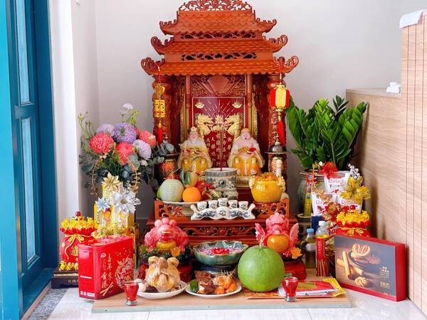 Trang trí bàn thờ thần tài